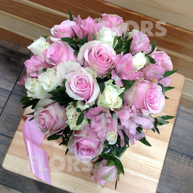 Букет невесты с розами и альстромерией