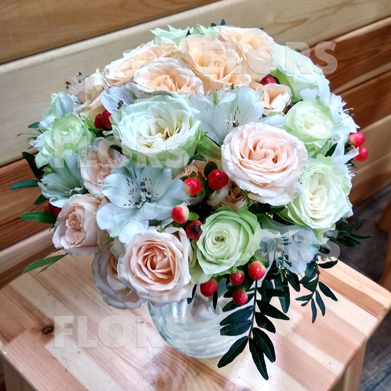Свадебный букет с розами и альстромериями